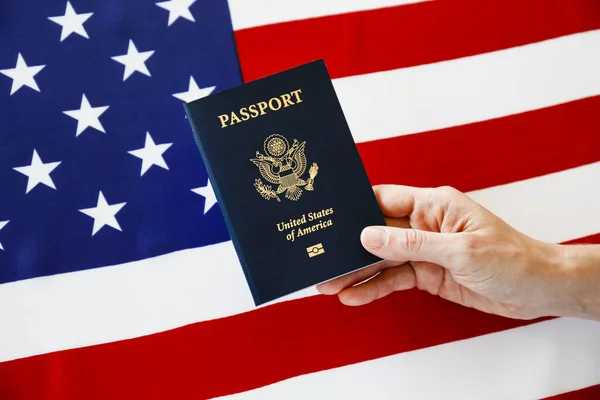 Makro Ujęcie Ręki Kobiety Trzymającej Najnowszą Wersję Paszportu Obywatela Stanów — Zdjęcie stockowe
