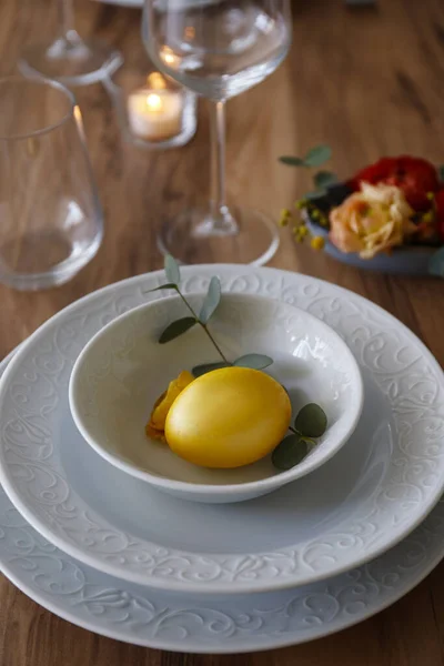 Paskalya Sofrası Kompozisyonu Geleneksel Altın Boyalı Yumurta Doğal Koyu Ahşap — Stok fotoğraf