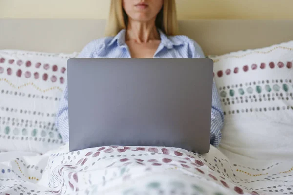 近距离拍摄的年轻金发女子在家中远程工作由于验尸官检疫的概念 漂亮的女性和笔记本电脑坐在床上 复制空间 — 图库照片
