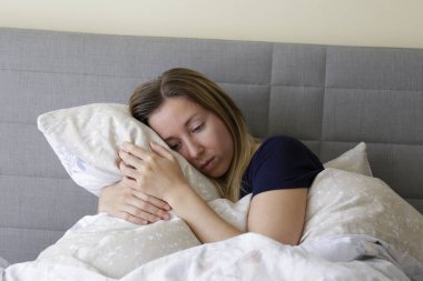 Depresyondaki bekar kadın dünya çapında karantina nedeniyle evde oturuyor. Yüzünde endişeli bir ifade olan tek kadının portresi. Kapat, kopyala boşluk, arkaplan.