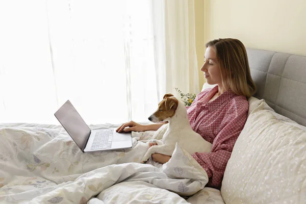 Közelkép Egy Fiatal Nőről Aki Távolról Dolgozik Otthonról Ágyában Laptopon — Stock Fotó