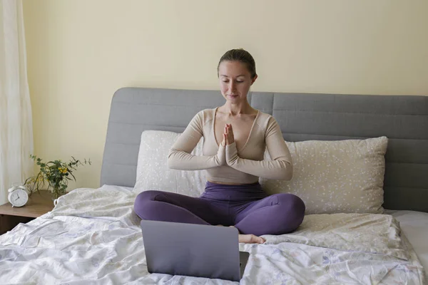 Begreppet Yogaklass Online Ung Vacker Kvinna Mediterar Lotus Poserar Framför — Stockfoto