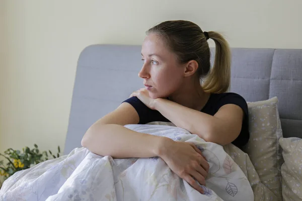Depresyondaki Bekar Kadın Dünya Çapında Karantina Nedeniyle Evde Oturuyor Yalnız — Stok fotoğraf