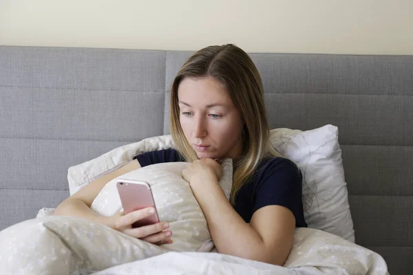 Deprimerad Ensamstående Kvinna Som Sitter Hemma Grund Karantänavstängning Porträtt Ensam — Stockfoto