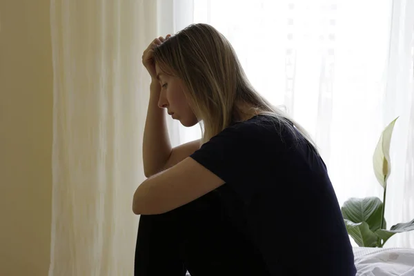 Depressziós Egyedülálló Otthon Karantén Világméretű Lezárása Miatt Egy Magányos Stresszes — Stock Fotó