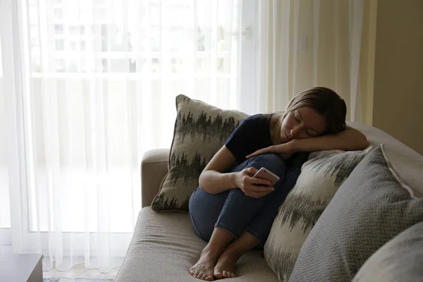 Depresyondaki Bekar Kadın Dünya Çapında Karantina Nedeniyle Evde Oturuyor Cep — Stok fotoğraf