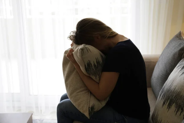 Depresyondaki Bekar Kadın Dünya Çapında Karantina Nedeniyle Evde Oturuyor Yalnız — Stok fotoğraf