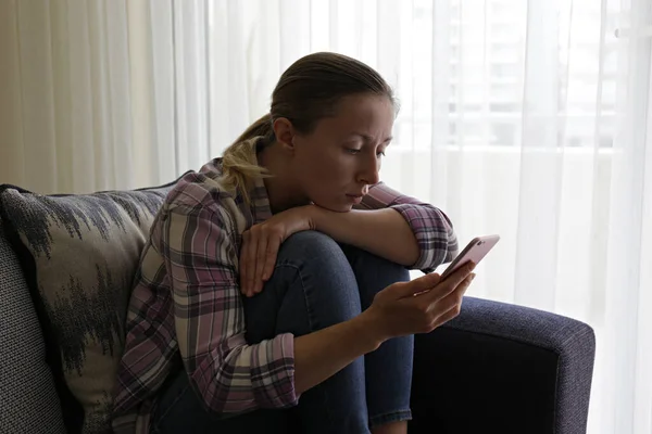 Deprimerad Ensamstående Kvinna Som Sitter Hemma Grund Karantänavstängning Porträtt Ensam — Stockfoto