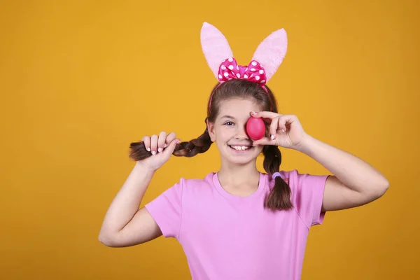 Studioporträt Eines Jungen Mädchens Das Ostern Ein Traditionelles Häschenohren Stirnband — Stockfoto