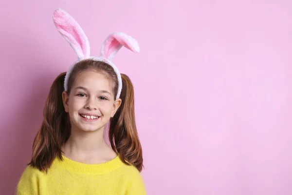 Studioporträt Eines Lächelnden Jungen Mädchens Mit Traditionellem Häschenohren Stirnband Ostern — Stockfoto