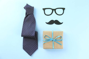 Babalar Günü tebrik kartı konsepti. Metin için bir sürü kopya alanı olan dokuma arkaplanındaki sembolik nesnelerle kompozisyonu kapat. Üst manzara, düz uzanma.