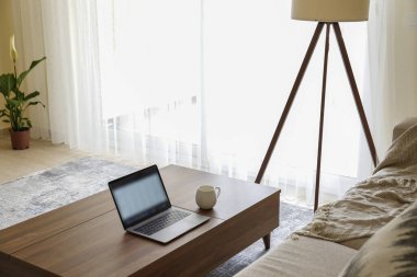 Merkez ofis konsepti. Oturma odasındaki çalışma alanından. Modern laptop ve bir fincan sıcak içecek ahşap masada. Kapat, kopyala boşluk, arkaplan.