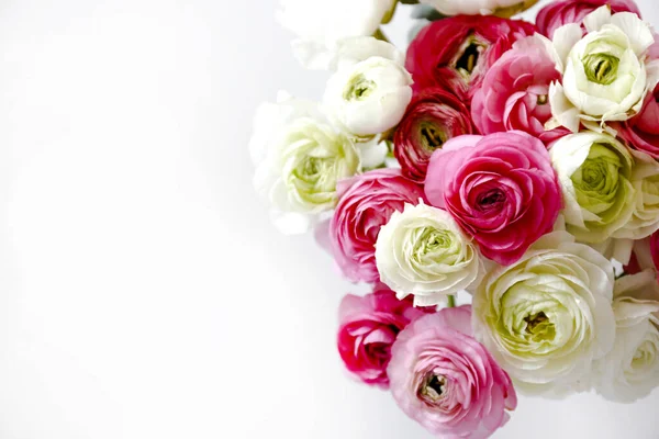 Makró Lövés Gyönyörű Csokor Rózsaszín Fehér Ranunculus Virágok Látható Szirmok — Stock Fotó