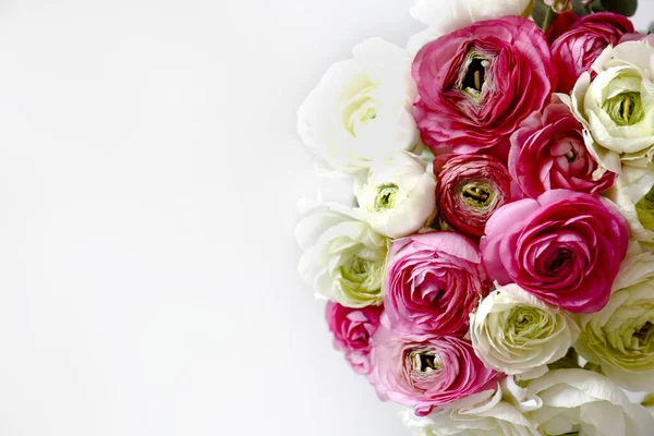 Makró Lövés Gyönyörű Csokor Rózsaszín Fehér Ranunculus Virágok Látható Szirmok — Stock Fotó