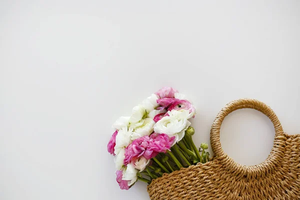 Fogalmi Kép Divatos Fonott Táska Tavaszi Virágokkal Színes Fehér Rózsaszín — Stock Fotó