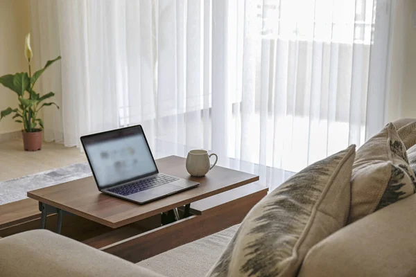 总部概念 从客厅的家里指定的工作 现代笔记本电脑和木桌上的热饮料 复制空间 — 图库照片