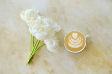 Taze çiçek kompozisyonu, bir buket beyaz lale, soluk pembe ve beyaz arka plan. Uluslararası Kadınlar Günü, Anneler Günü karşılama konsepti. Boşluğu kopyala, kapat, üst görünüm, düz yatış.