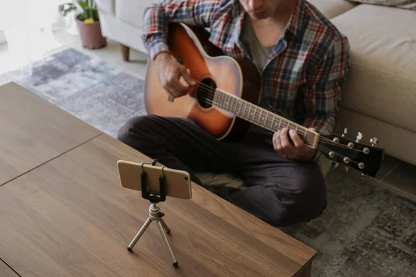 Estudiante Hipster Universidad Música Camisa Cuadros Practicando Ejercicio Guitarra Acústica — Foto de Stock