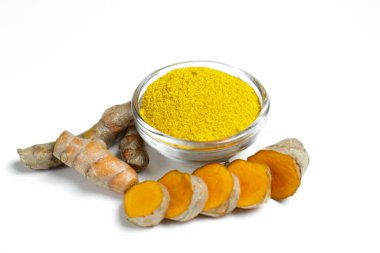 Beyaz arka planda bileşik olarak kurumuş organik zerdeçal kökleri var. Masadaki Curcuma. Sağlıklı beslenme kavramı. Arkaplan, kapat, düz yat, üst manzara.