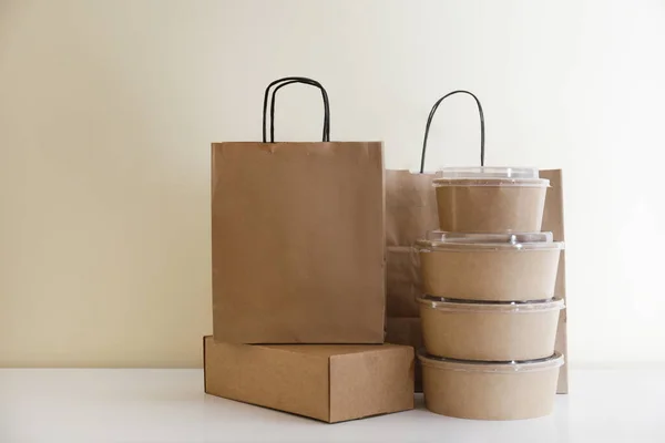 음식을 포장하기 용기들 봉투와 박스들로 브랜드의 로고를 테이블 상자로 친환경적 — 스톡 사진