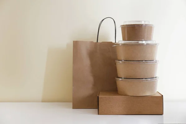 음식을 포장하기 용기들 봉투와 박스들로 브랜드의 로고를 테이블 상자로 친환경적 — 스톡 사진