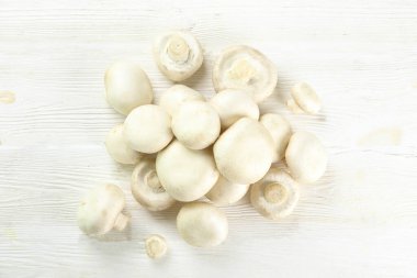 Bir grup yetiştirilmiş organik mantar, dokulu arka plan üzerine yerleştirilmiş. Masa başında şampiyonlar. Temiz yeme konsepti. Arkaplan, kapat, düz yat, üst manzara.