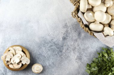 Bir grup yetiştirilmiş organik mantar, dokulu arka plan üzerine yerleştirilmiş. Masa başında şampiyonlar. Temiz yeme konsepti. Arkaplan, kapat, düz yat, üst manzara.