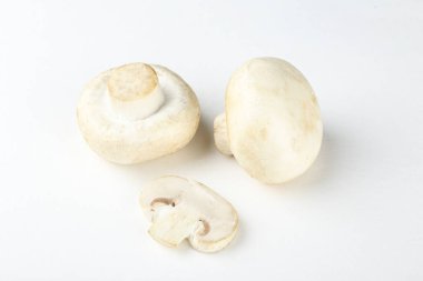 Bir grup yetiştirilmiş organik mantar, dokulu arka plan üzerine yerleştirilmiş. Masa başında şampiyonlar. Temiz yeme konsepti. Arkaplan, kapat, düz yat, üst manzara.