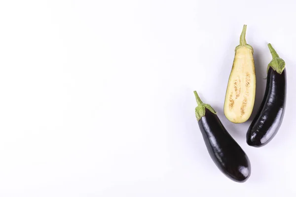 Ramo Berenjenas Pulidas Orgánicas Maduras Puestas Composición Sobre Fondo Blanco — Foto de Stock