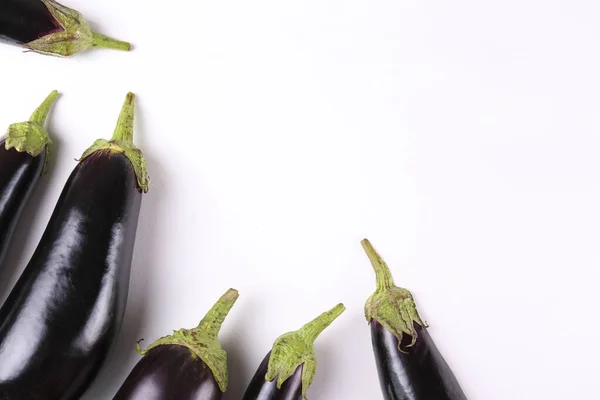 Ramo Berenjenas Pulidas Orgánicas Maduras Puestas Composición Sobre Fondo Blanco — Foto de Stock