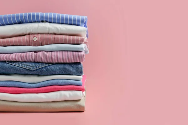 Montón Coloridos Artículos Ropa Perfectamente Doblados Montón Camisas Diferentes Colores — Foto de Stock