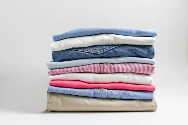 Pilha Itens Roupa Coloridos Perfeitamente Dobrados Pilha Diferentes Camisas Cores — Fotografia de Stock