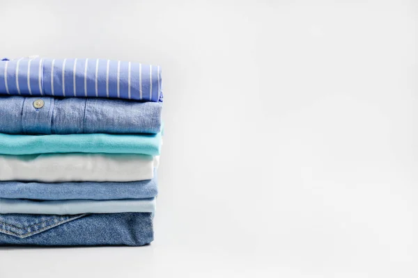 Stos Kolorowe Idealnie Złożone Przedmioty Odzieżowe Kupa Różnych Pastelowych Koszul — Zdjęcie stockowe