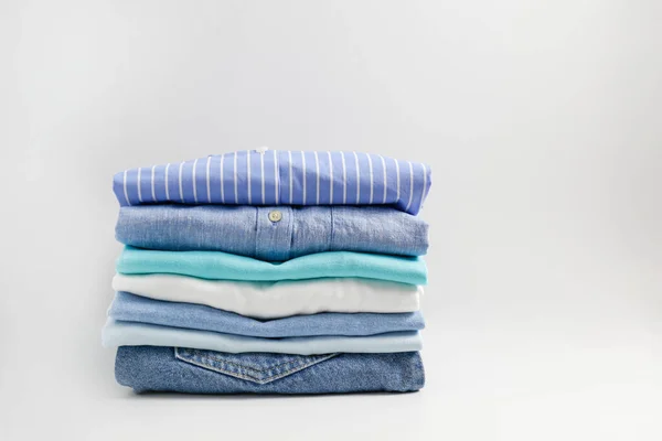 Stapel Von Farbenfrohen Perfekt Gefalteten Kleidungsstücken Stapel Unterschiedlicher Pastellfarbener Hemden — Stockfoto