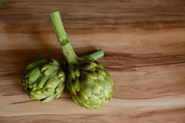 Świeże Zielone Włoskie Karczoch Naturalne Tło Drewna Organiczne Lokalne Produkują — Zdjęcie stockowe