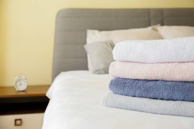 Yeni yapılmış yataklı otel odası, mükemmel temiz ve ütülenmiş çarşaflar, güneş ışığında katlanmış yeni havlular. Kapat, metin için boşluk kopyala.