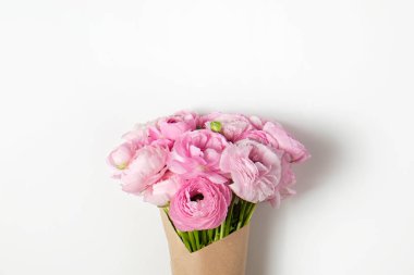 Görünür taç yaprağı desenli soluk pembe ranunculus çiçeklerinden oluşan güzel bir buket stüdyo resmi. Parlak çiçek tomurcukları ile yakın kompozisyon. Üst görünüm, izole edilmiş, kopyalama alanı.