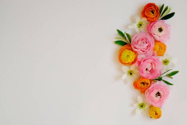 Görünür taç yaprağı dokusuna sahip sarı ve turuncu renklilerden oluşan güzel bir buket stüdyo resmi. Parlak çiçek tomurcukları ile yakın kompozisyon. Üst görünüm, izole edilmiş, kopyalama alanı.