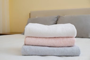 Yeni yapılmış yataklı otel odası, mükemmel temiz ve ütülenmiş çarşaflar, güneş ışığında katlanmış yeni havlular. Kapat, metin için boşluk kopyala.