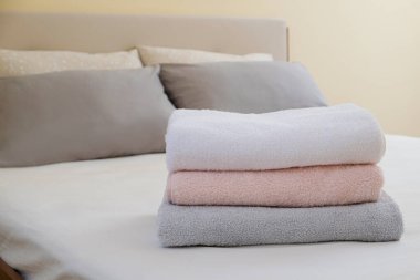 Yeni yapılmış yataklı otel odası, mükemmel temiz ve ütülenmiş çarşaflar, güneş ışığında katlanmış yeni havlular. Kapat, metin için boşluk kopyala.