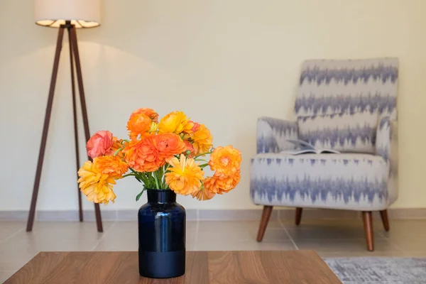 Leere Wohnung Mit Minimalistischem Interieur Couchtisch Mit Bouquet Glasvase Vordergrund — Stockfoto