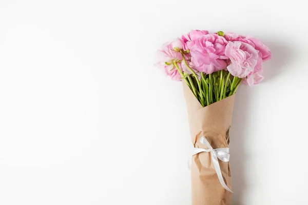工作室拍摄的美丽的花束苍白的粉红色兰花与可见的花瓣纹理 用明亮的花蕾图案使构图更加紧凑 顶部视图 复制空间 — 图库照片