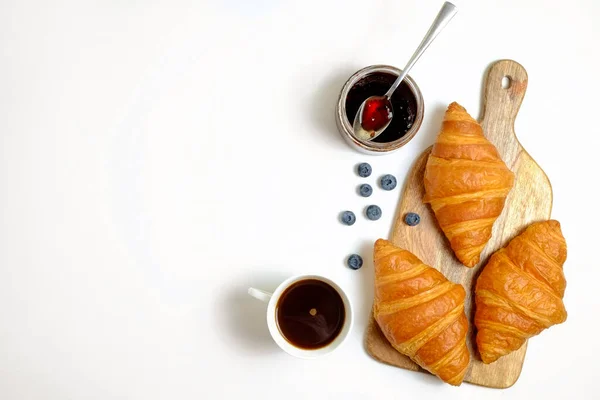 Studioaufnahme Ansprechender Schlichter Mini Croissants Die Goldenem Knusper Gebacken Werden — Stockfoto