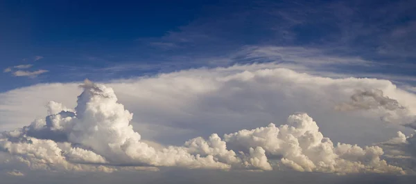 Panoramautsikt över molnlandskap bakgrund — Stockfoto