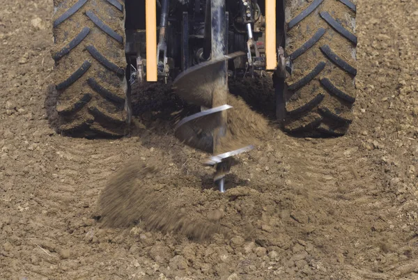 Vrtání děr s traktorem — Stock fotografie