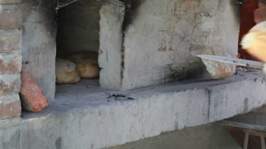 Sıcak taze geleneksel ekmek çıkar