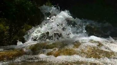 Küçük dere Overfall su ağır çekim