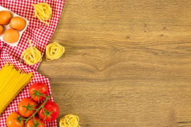 İtalyan makarna hammaddelerini ahşap arka plan üzerinde. 
