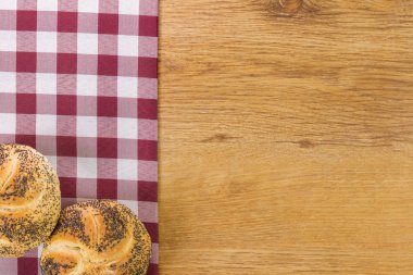 Ahşap masa arka plan üzerinde taze ekmek.