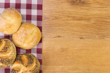 Ahşap masa arka plan üzerinde taze ekmek.